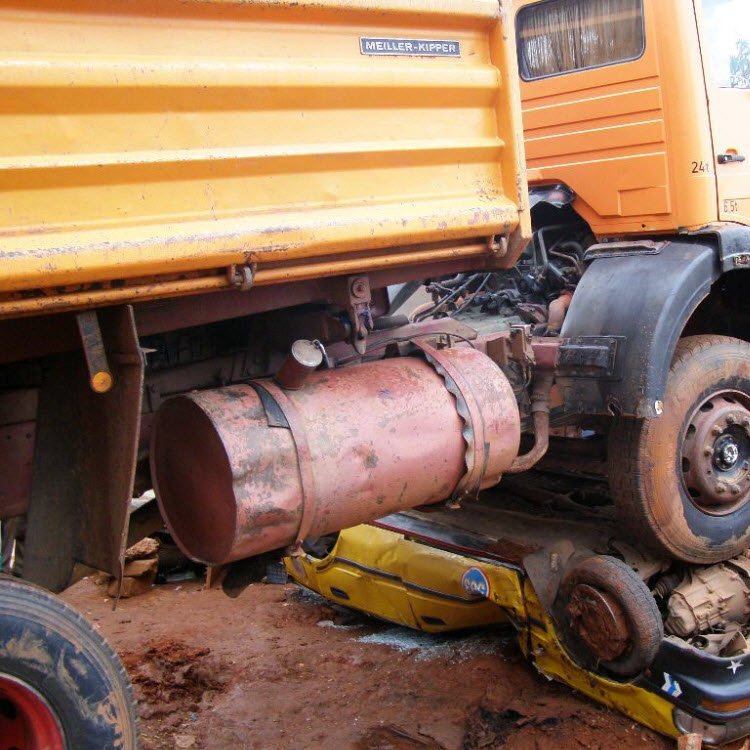  Cinq morts dans un accident de circulation à Yaoundé au quartier Ekounou